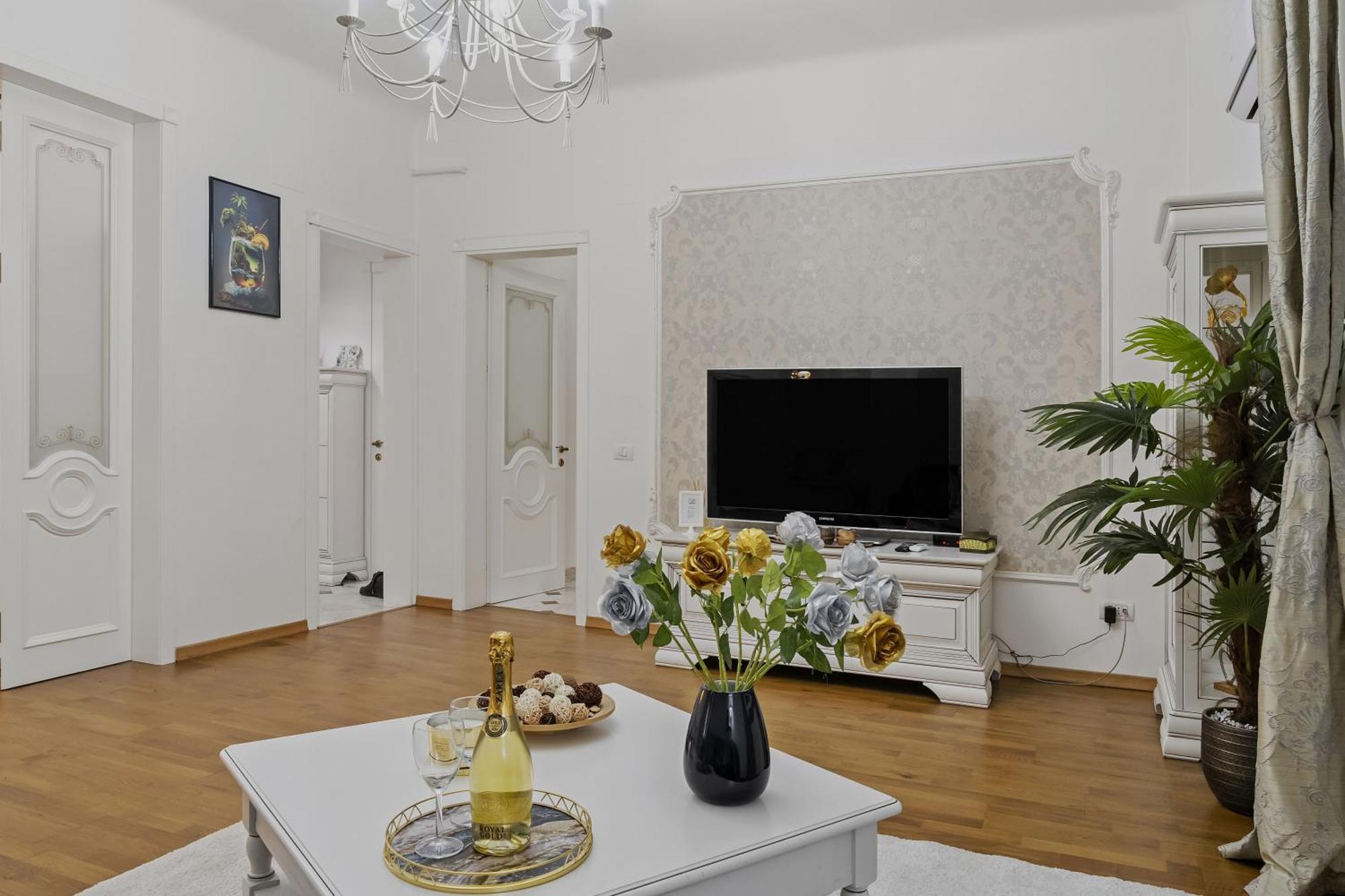 Sweet Luxury Three City Center Universitate Apartment Bucharest